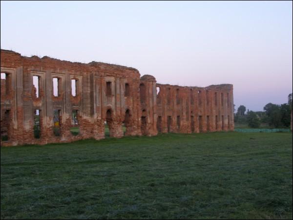 Różana. Pałac Sapiehów