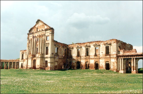 Różana. Pałac Sapiehów