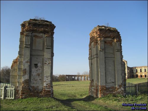 Różana. Pałac Sapiehów