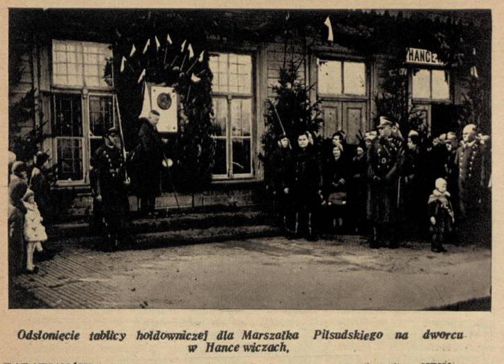  - Мястэчка на старых фотаздымках . Адкрыццё мемарыяльнай шыльды ў гонар Юзафа Пілсудскага на будынку чыгуначнай станцыі ў Ганцавічах. 19 сакавіка 1934 года. Крыніца: Kolejowe Przysposobienie Wojskowe, Nr. 5, 1934.