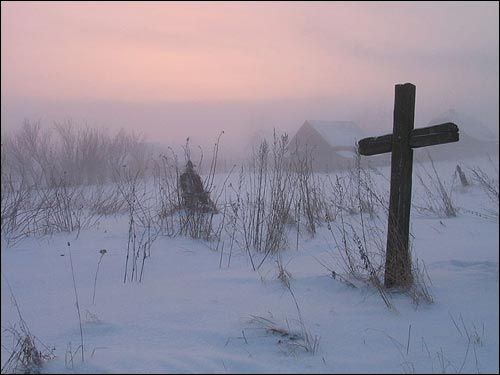 Крыж на месцы спаленьня мясцовых жыхароў немцамі падчас ІІ сусветнай вайны. у 2010 годдзе крыжа ўжо не было, бо побач нейкі фермер расціць агуркі. Цікава, ці на маю просьбу ён адновіць крыж у памяць аб нявінна забітых?.. Харомцы. Краявіды