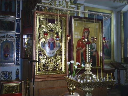 Карма |  Царква Покрыва Прасвятой Багародзіцы. Храмавая ікона Пакрова і цудадзейная міратачывая 'Скорапаслушніца', напісаная ў рускім манастыры св. Панцеляімана на Афоне. Здымак 05.03.2006