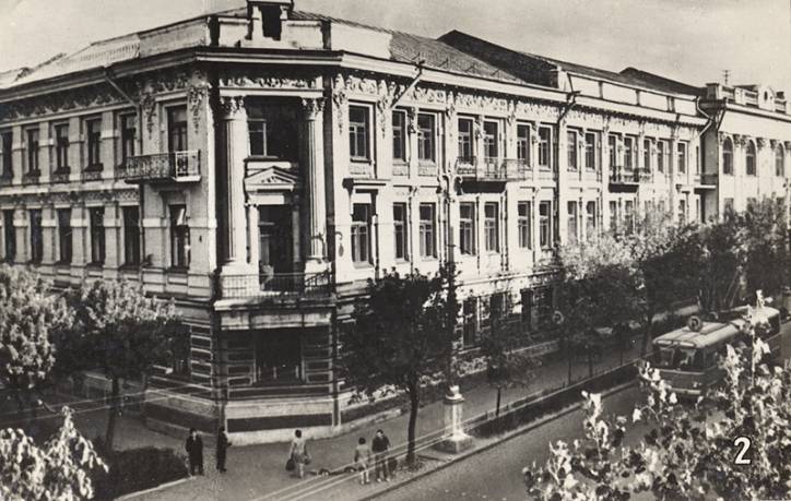  - Miasto na starych fotografiach . 