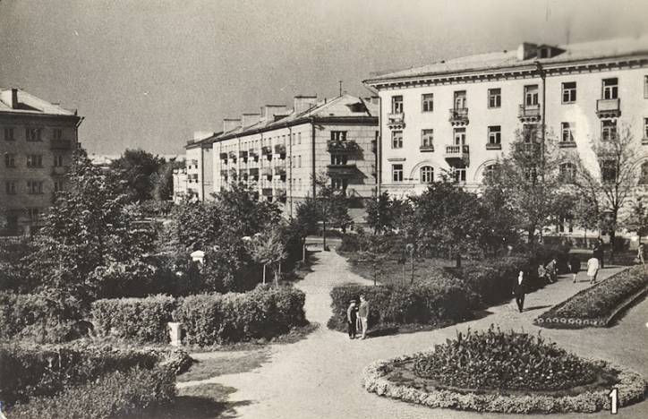  - Miasto na starych fotografiach . 