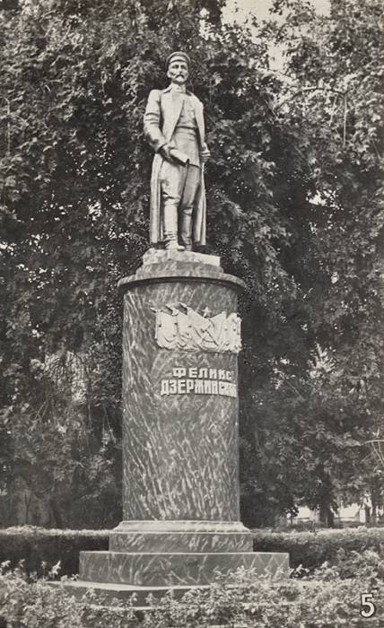  - Miasto na starych fotografiach . 