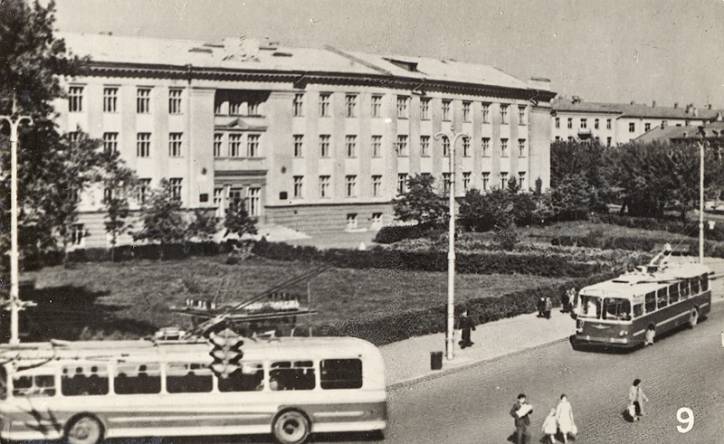  - Miasto na starych fotografiach . 