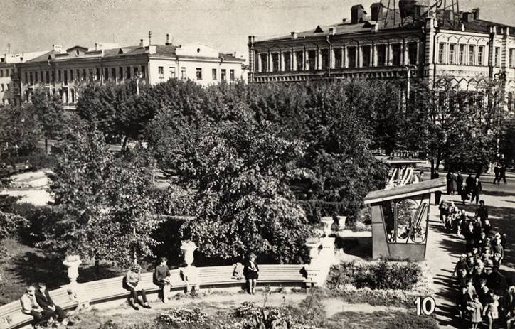  - Miasto na starych fotografiach . 