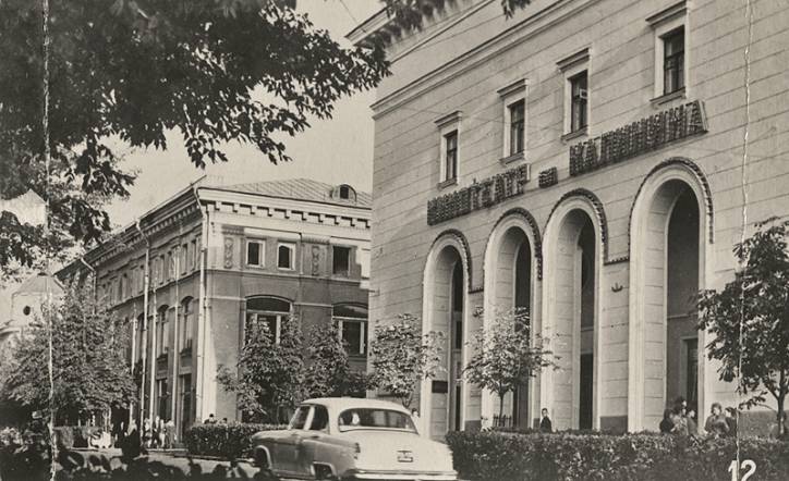  - Miasto na starych fotografiach . 