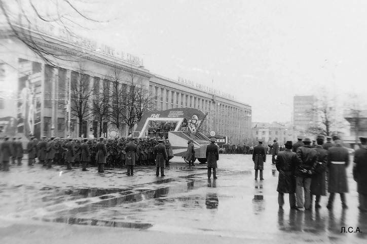 Гомель |  Город на старых фотографиях . Ноябрьская демонстрация.<br>площадь им.Ленина,Гомель. 