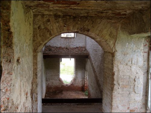  - Dwór Jastrzębskich. Wnętrze wieży; tu znajduje się podziemne przejście do budynku naprzeciwko (sąsiedniego)