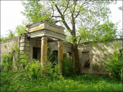  - Dwór Jastrzębskich. Boczne wejście do dworu