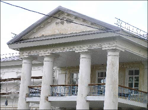  - Палацава-паркавы ансамбль Рудзяеўскіх. Портык галоўнага фасаду, фрагмент (30.07.20007)