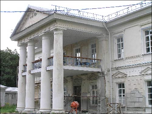  - Палацава-паркавы ансамбль Рудзяеўскіх. Палац. Портык галоўнага фасаду (30.07.20007)