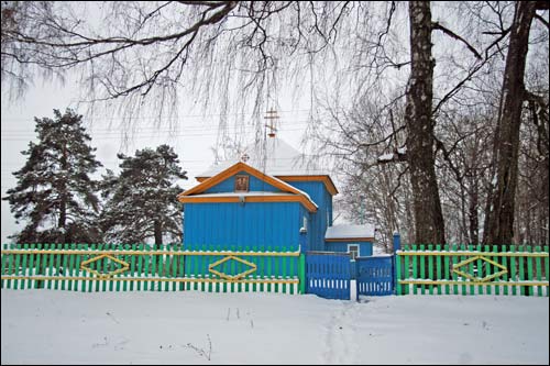 Cerkiew Św. Mikołaja Cudotwórcy . Cerkiew, widok ze wschodu (z drogi), 12 2008  - Cerkiew Św. Mikołaja Cudotwórcy. Cerkiew, widok ze wschodu (z drogi), 12 2008