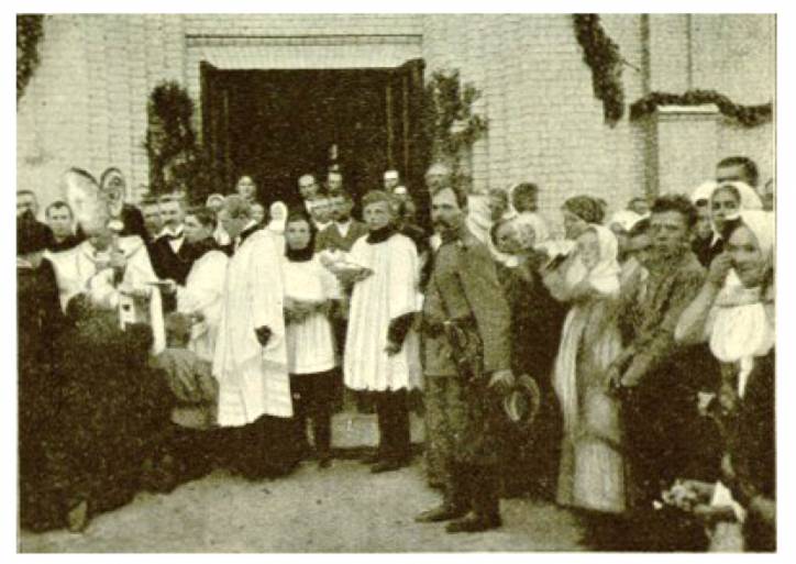 Працэссія перад касьцёлам Рэчыца. Касцёл Святой Тройцы