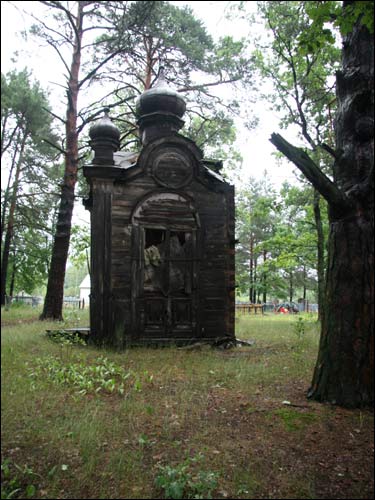 Lenin |  Kaplica cmentarna. Widok ze wschodu