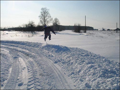 У вёсцы  Харомцах. Дарога на Харомцы была не расчышчаная  - У вёсцы . Дарога на Харомцы была не расчышчаная