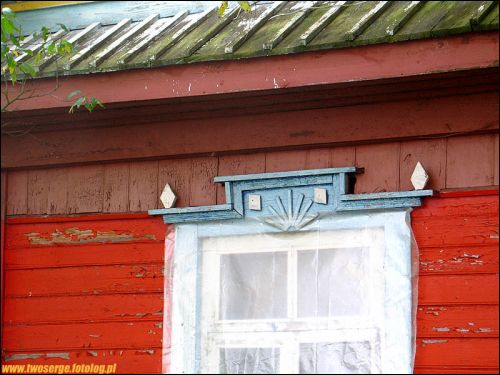 У вёсцы  Харомцах. Ліштвы на хаце. Заходняя ўскраіна вёскі Харомцы.  - У вёсцы . Ліштвы на хаце. Заходняя ўскраіна вёскі Харомцы.