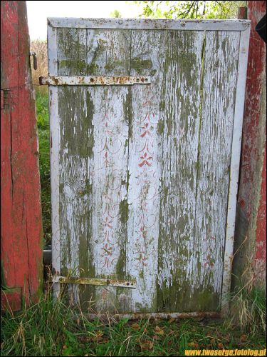 У вёсцы  Харомцах. Распісаная брамка. Заходняя ўскраіна вёскі Харомцы.  - У вёсцы . Распісаная брамка. Заходняя ўскраіна вёскі Харомцы.