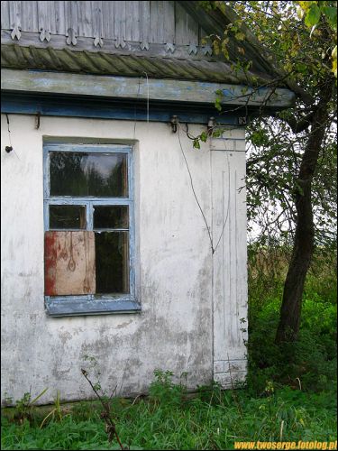 У вёсцы  Харомцах. Мураваная хата. Фрагмент вугла. Заходняя ўскраіна вёскі Харомцы.  - У вёсцы . Мураваная хата. Фрагмент вугла. Заходняя ўскраіна вёскі Харомцы.