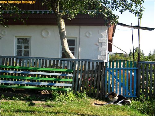 У вёсцы  Харомцах. Мураваная хата. Фрагмент. Усходняя ўскраіна вёскі Харомцы.  - У вёсцы . Мураваная хата. Фрагмент. Усходняя ўскраіна вёскі Харомцы.