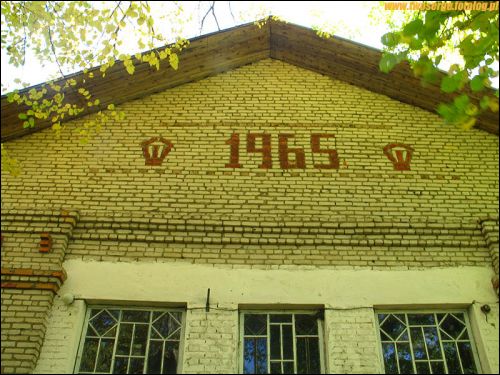 У вёсцы  Харомцах. Будынак харамецкага клюбу. Фрагмент фасада. Раней на ягоным месцы стаяў ці то панскі дом, ці то касьцёл. Патрабуецца ўдакладненьне. Цікавыя выкладзіны з цэглы па баках ад лічбы 1965.  - У вёсцы . Будынак харамецкага клюбу. Фрагмент фасада. Раней на ягоным месцы стаяў ці то панскі дом, ці то касьцёл. Патрабуецца ўдакладненьне. Цікавыя выкладзіны з цэглы па баках ад лічбы 1965.