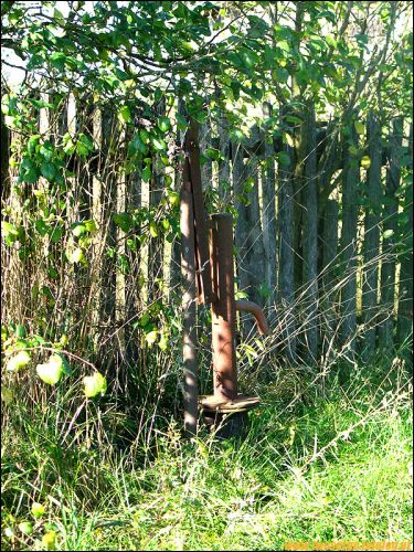 У вёсцы  Харомцах. Вадаразборная калонка. Усходняя ўскраіна. У Харомцах быў вадаправод?  - У вёсцы . Вадаразборная калонка. Усходняя ўскраіна. У Харомцах быў вадаправод?