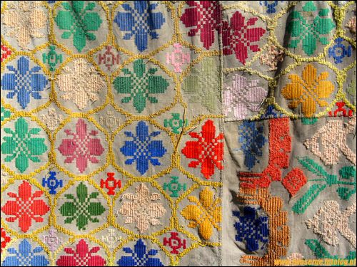 У вёсцы  Харомцах. Посьцілка з Харомцаў. Характэрыстычныя для гэтых мясьцінаў выявы кветак.  - У вёсцы . Посьцілка з Харомцаў. Характэрыстычныя для гэтых мясьцінаў выявы кветак.