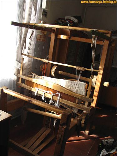 У вёсцы  Харомцах. Ткацкі станок. Знаходзіцца ў этна-гуртку в. Харомцы.  - У вёсцы . Ткацкі станок. Знаходзіцца ў этна-гуртку в. Харомцы.