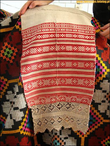 У вёсцы  Харомцах. Перадваенны рушнік, невядомай аўтаркі - жыхаркі в. Харомцы. Пасярэдзіне - сьлед ад нямецкага багнэта. Рушнік працяў немецкі салдат у часах Другой сусьветнай вайны.  - У вёсцы . Перадваенны рушнік, невядомай аўтаркі - жыхаркі в. Харомцы. Пасярэдзіне - сьлед ад нямецкага багнэта. Рушнік працяў немецкі салдат у часах Другой сусьветнай вайны.