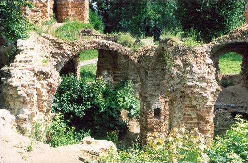  -  Замок Сапегов, руины. Фрагмент, 07.2003