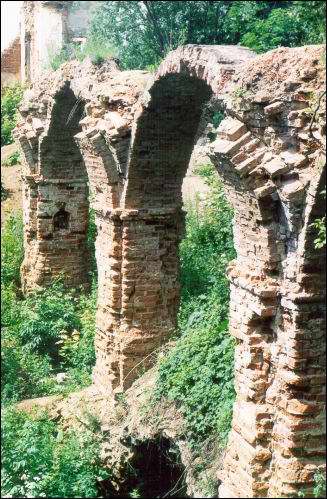  -  Замок Сапегов, руины. Фрагмент, 07.2003