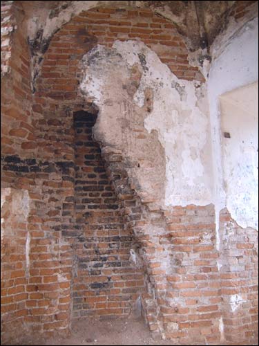  -  Замок Сапегов, руины. Остатки камина в башне, 06.04.2008