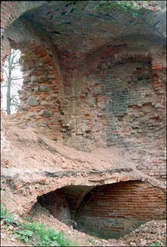  -  Замок Сапегов, руины. Фрагмент замковых стен