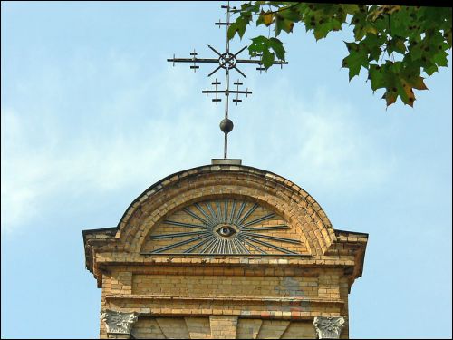 Dworzec |  Kościół Św. Antoniego z Padwy. Szczyt fasady głównej