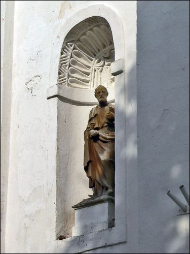  - Kościół Wniebowzięcia NMP. Rzeźba św. Piotra w niszy koło portalu