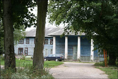  - Zespół pałacowo-parkowy Lachnickich. Dwór w Poniemuniu, fragment fasady głównej (08.2008)