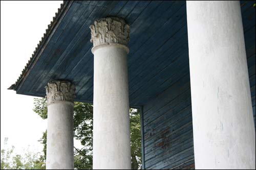  - Zespół pałacowo-parkowy Lachnickich. Fragment portyku wejściowego (08.2008)