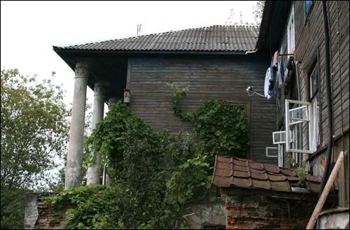  - Zespół pałacowo-parkowy Lachnickich. Portyk od strony Niemna (08.2008)