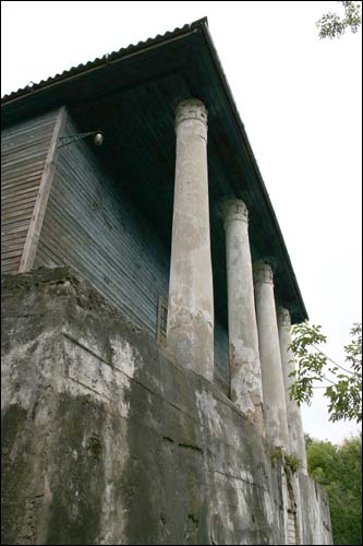  - Zespół pałacowo-parkowy Lachnickich. Kolumnada od strony Niemna (08.2008)