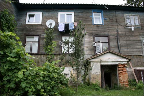  - Zespół pałacowo-parkowy Lachnickich. Dwór przerobiony jest na mieszkania (08.2008)