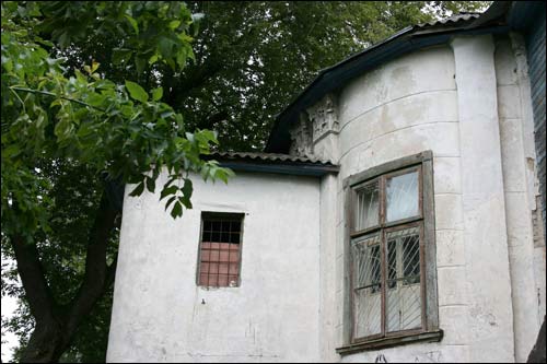 - Zespół pałacowo-parkowy Lachnickich. Fragment elewacji od strony rzeki (08.2008)