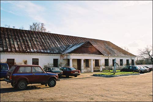  - Zespół pałacowo-parkowy Lachnickich. Stajnie (10.2007)