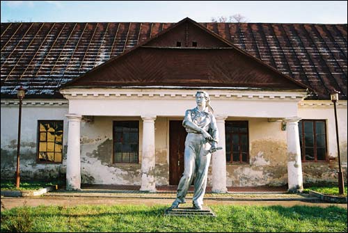 - Zespół pałacowo-parkowy Lachnickich. Stajnie, fragment (10.2007)