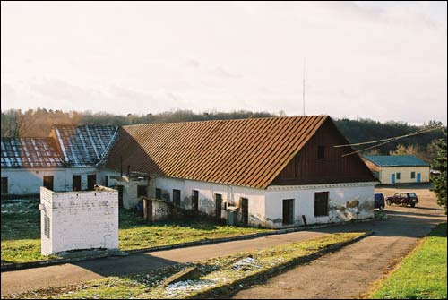  - Zespół pałacowo-parkowy Lachnickich. Zabudowania gospodarcze majątku Poniemuń (11.2007)
