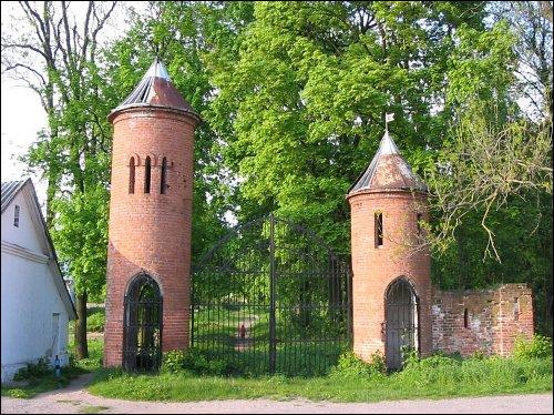 Skidel |  Park dworski Antonowiczów-Czetweryńskich. Brama
