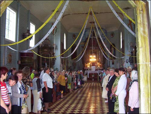  - Kościół NMP. Oczekiwanie na przybycie pieszej pielgrzymki z Iwia, 15.08.2008