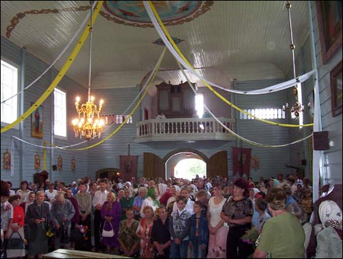  - Kościół NMP. Oczekiwanie na przybycie pieszej pielgrzymki z Iwia, 15.08.2008