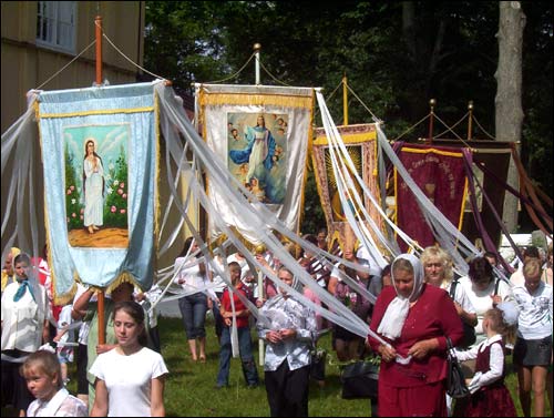  - Kościół NMP. Procesja wokół kościoła na zakończenie uroczystości Wniebowzięcia NMP (Matki Boskiej Zielnej), 15.08.2008