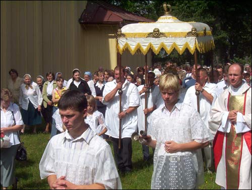  - Kościół NMP. Procesja wokół kościoła na zakończenie uroczystości, 15.08.2008